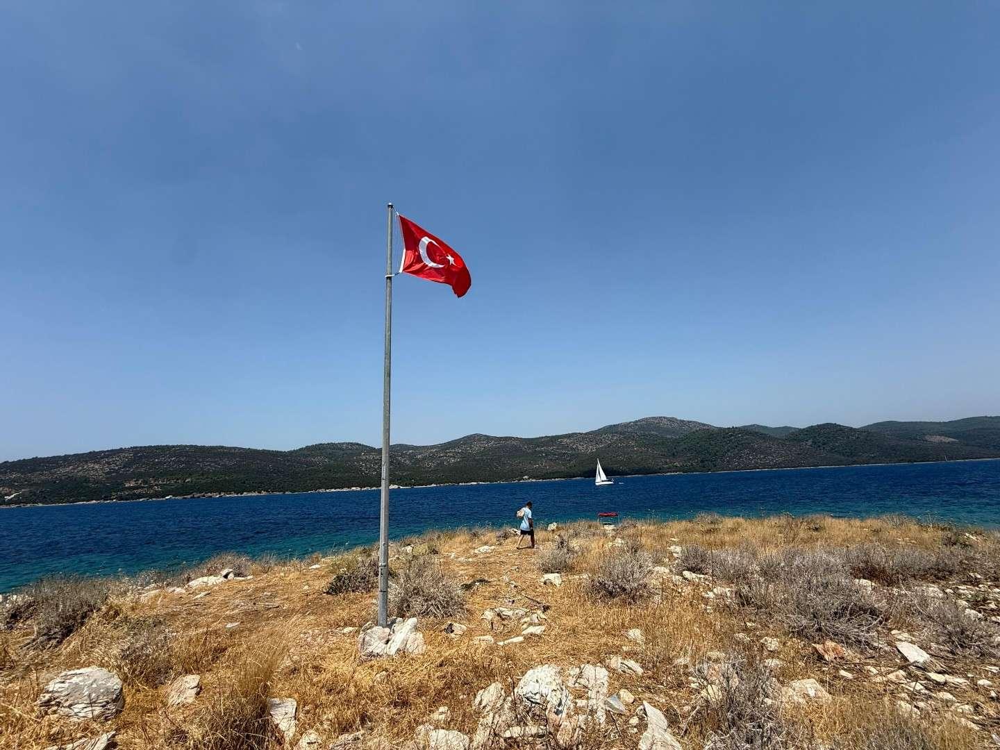 BELEDİYEDEN BAYRAK YENİLEME ÇALIŞMALARI