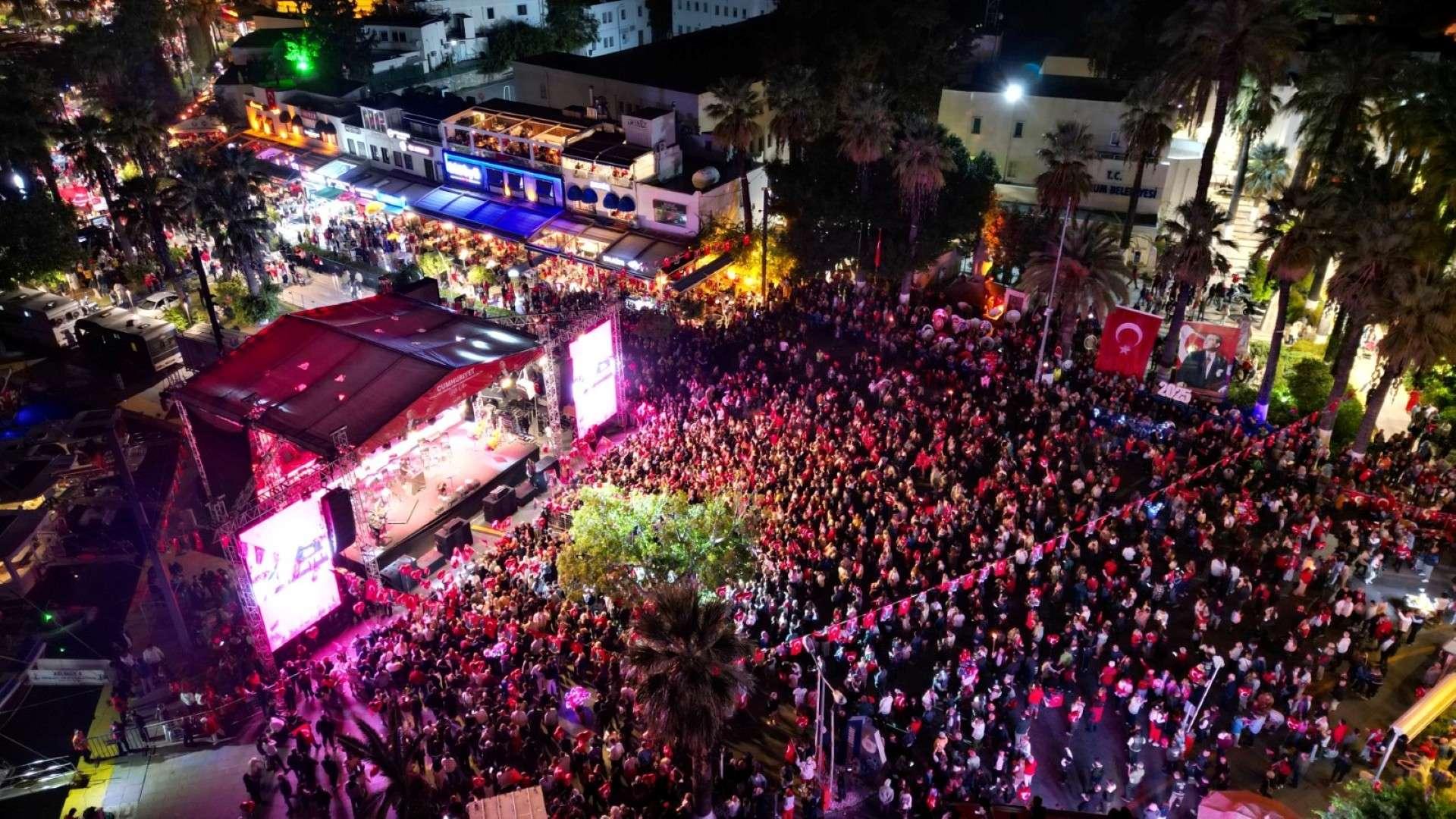 CUMHURİYETİN 102. YILI BODRUM'DA COŞKUYLA KUTLANDI