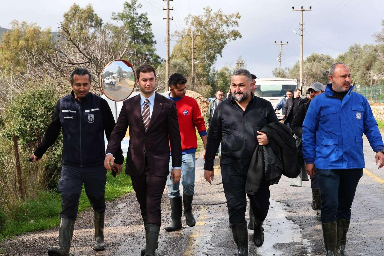 BAŞKAN MANDALİNCİ SU TAŞKINLARININ YAŞANDIĞI KIZILAĞAÇ’TA İNCELEMELERDE BULUNDU