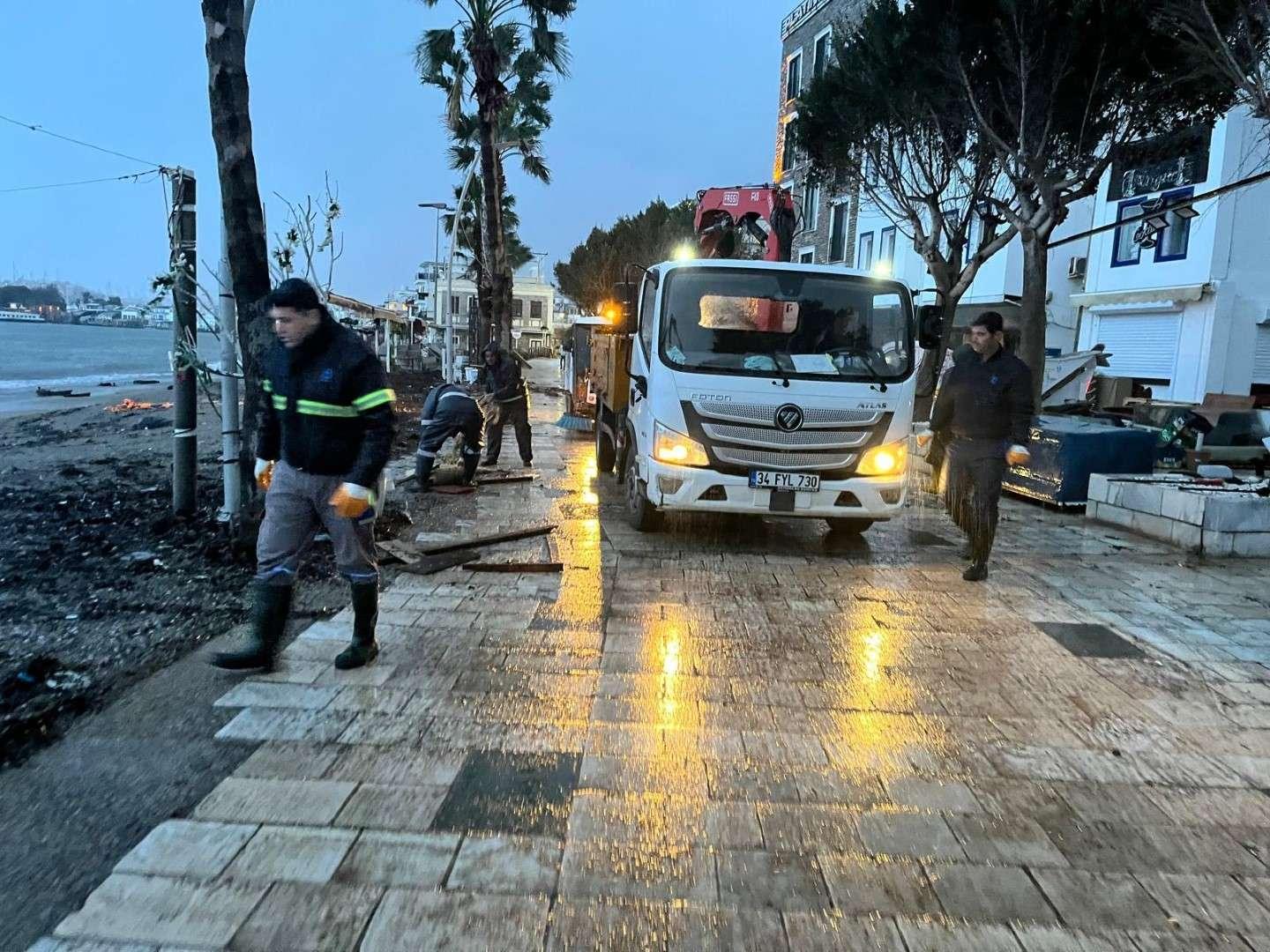 BELEDİYE EKİPLERİNDEN FIRTINA VE YAĞMUR SONRASI KAPSAMLI TEMİZLİK