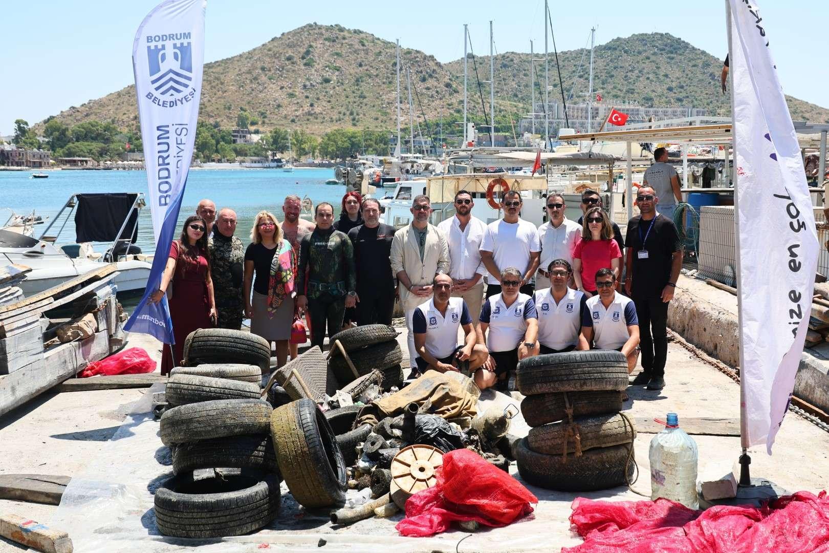 AKYARLAR ’DA DENİZDEN 850 KG ATIK ÇIKARILDI