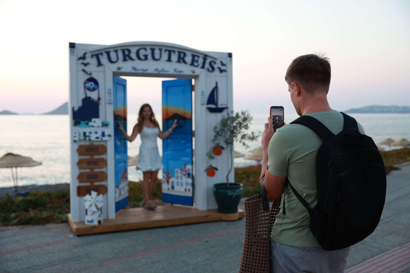 “MAVİYE AÇILAN KAPI” TURGUTREİS SAHİLİNDE YERİNİ ALDI