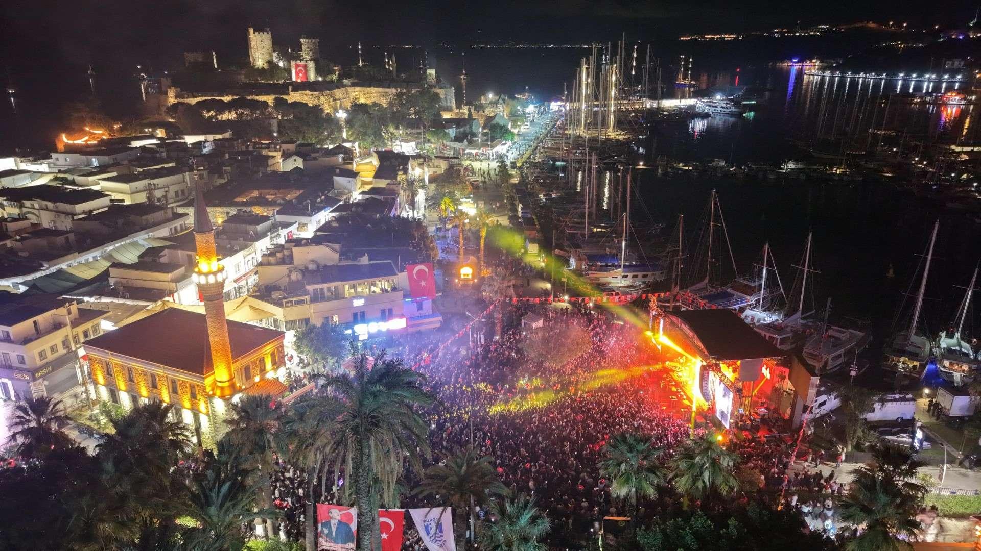 BODRUM’DA CUMHURİYET BAYRAMI’NDA YER GÖK KIRMIZI BEYAZ