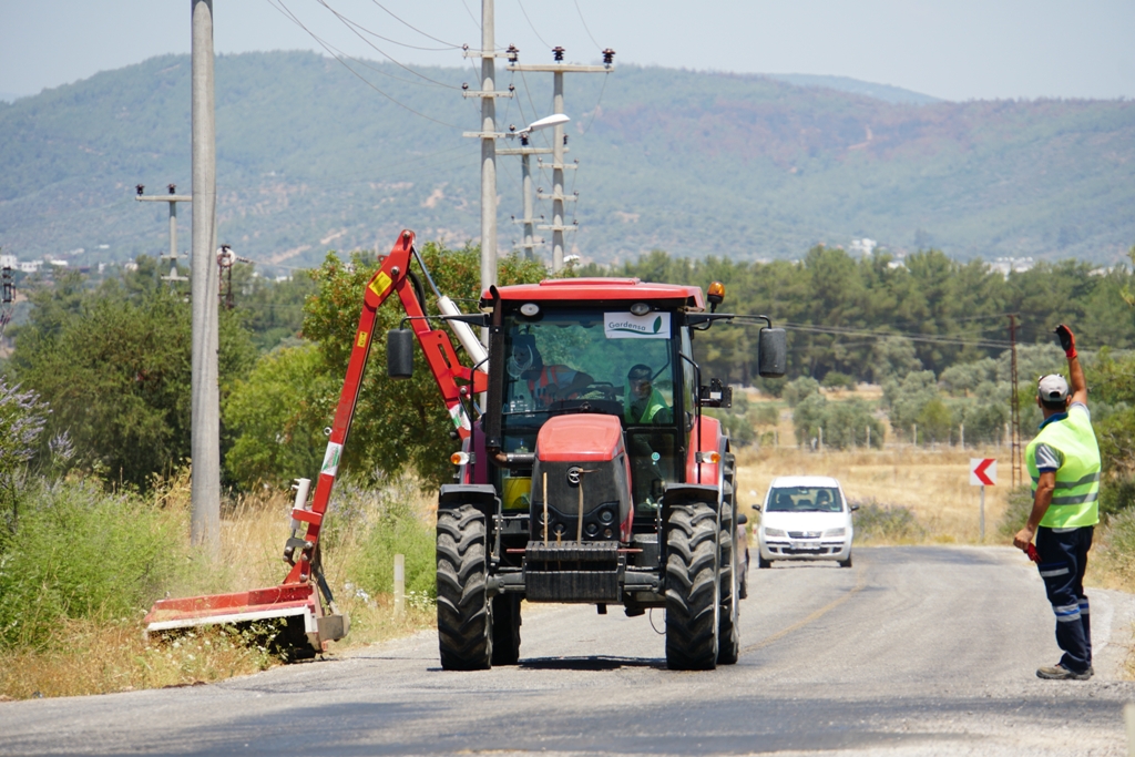 YOL KENARLARINDA TAMBURLU TEMİZLİK