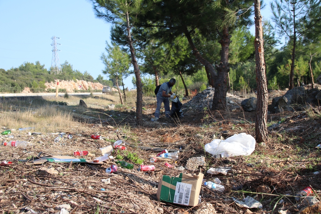 BELEDİYE EKİPLERİ KARAYOLLARI KENARLARINA ATILAN ÇÖPLERİ TOPLADI