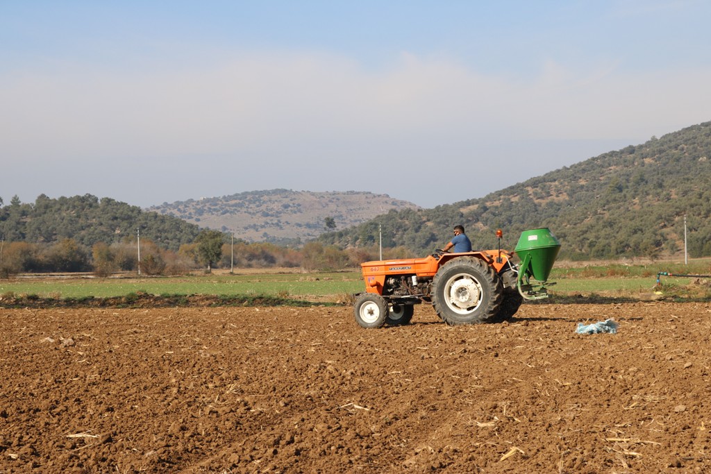 KARAOVA’YA İLK KEZ KANOLA TOHUMU EKİLDİ