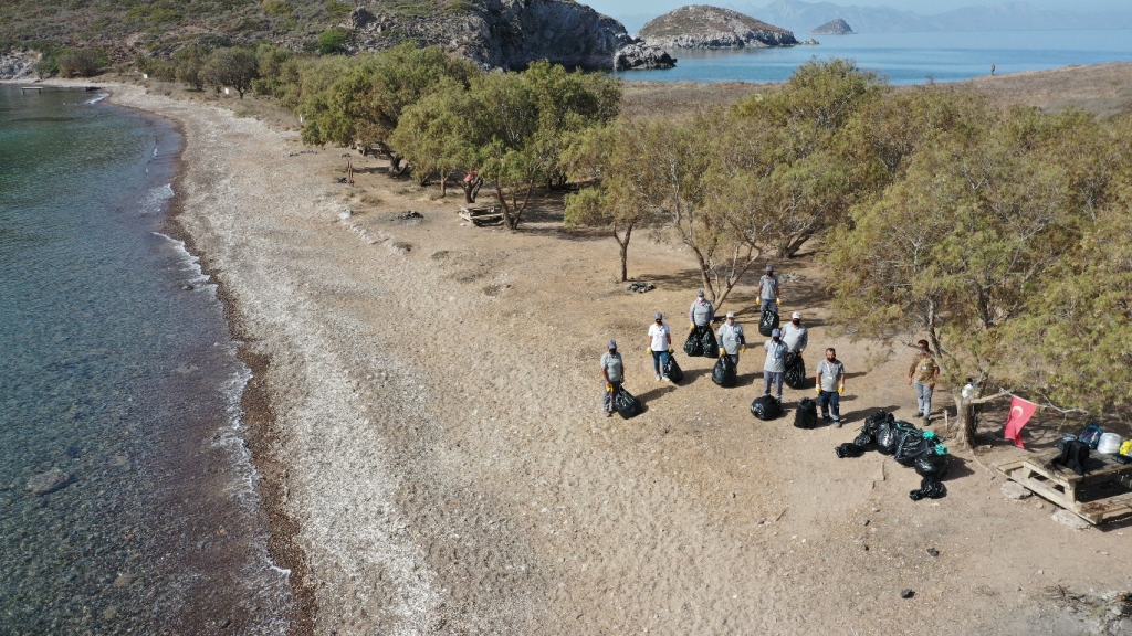 KOYLARDAKİ ÇÖPLER BELEDİYE EKİPLERİNCE TOPLANDI