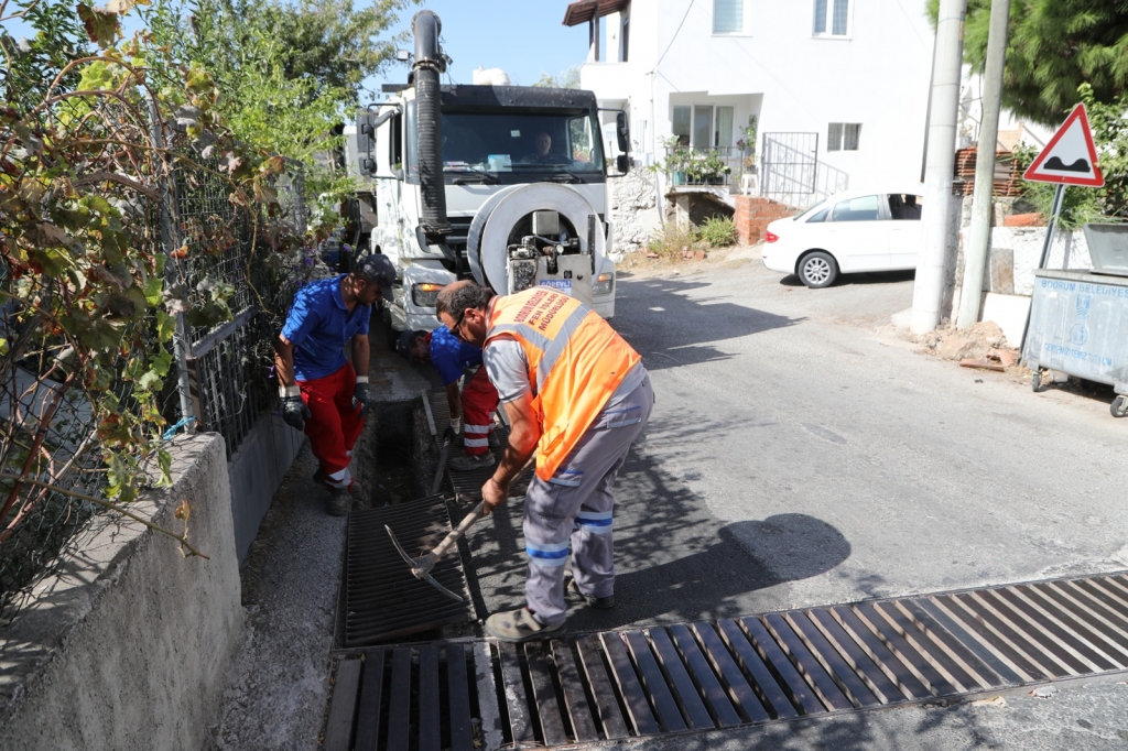 YAĞMUR SUYU HATLARI, MENFEZ VE MAZGALLAR TEMİZLENİYOR