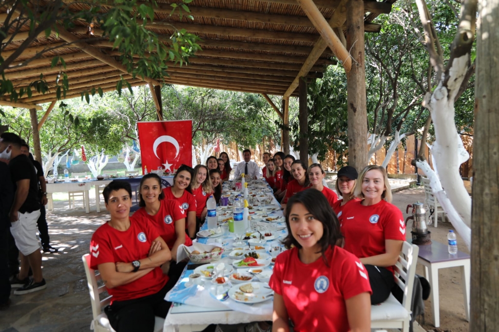 BAŞKAN ARAS DENİZİN KIZILARINA BAŞARILAR DİLEDİ