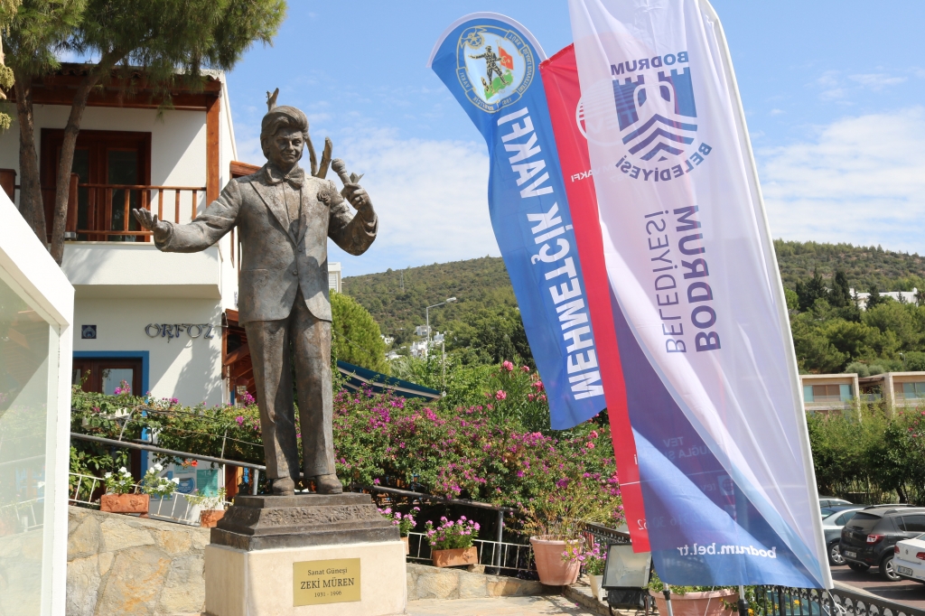 SANAT GÜNEŞİ ZEKİ MÜREN 24.YILINDA MEVLİT İLE ANILDI