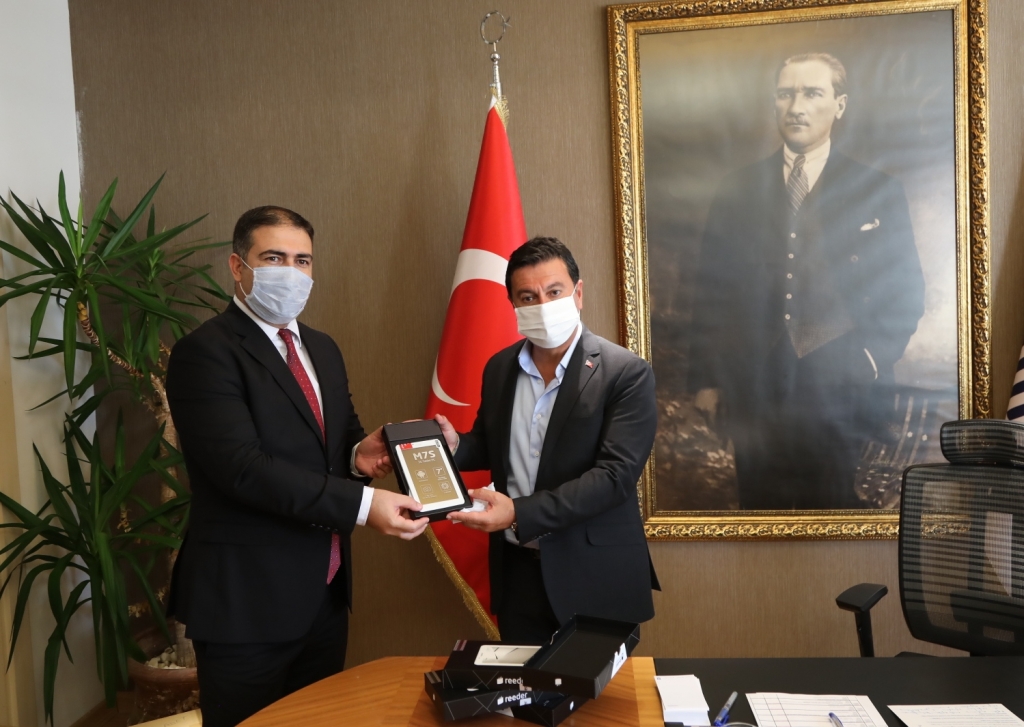 BAŞKAN ARAS’TAN BODRUM’DAKİ ÖĞRENCİLERE TABLET DESTEĞİ