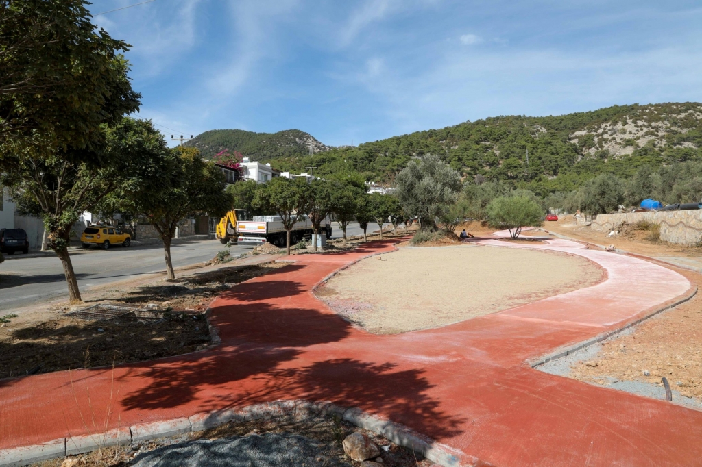 PARK VE YÜRÜYÜŞ YOLU YAPIMI DEVAM EDİYOR