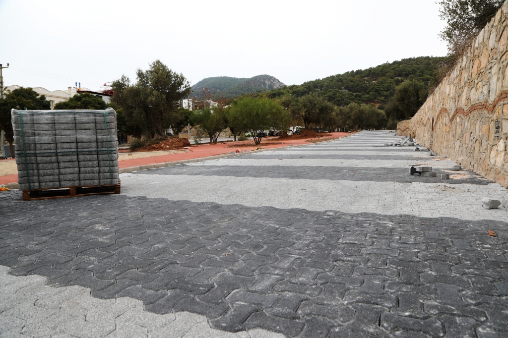 KİLİTLİ PARKE YOL YAPIM ÇALIŞMALARI SÜRÜYOR