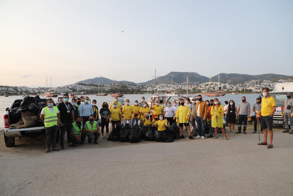 BELEDİYENİN KIYI TEMİZLİĞİNE ÜNLÜ İSİMLERDEN DESTEK