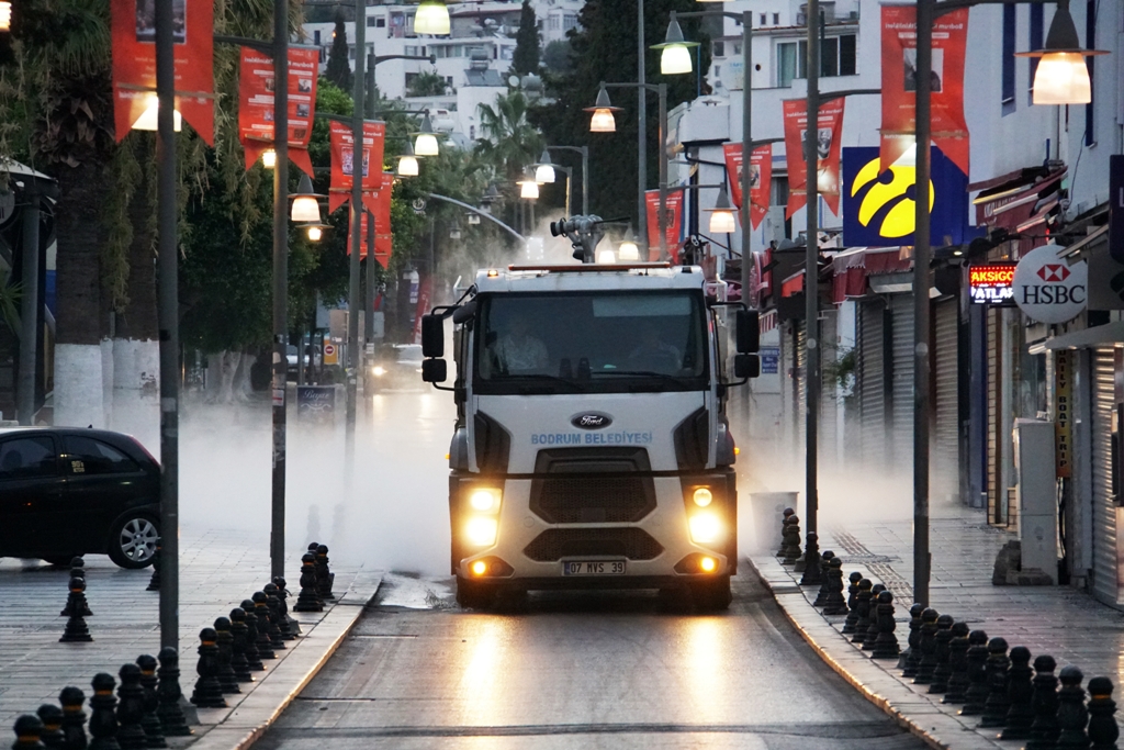 KURBAN KESİM YERLERİ İLE CADDE VE SOKAKLAR DEZENFEKTE EDİLDİ