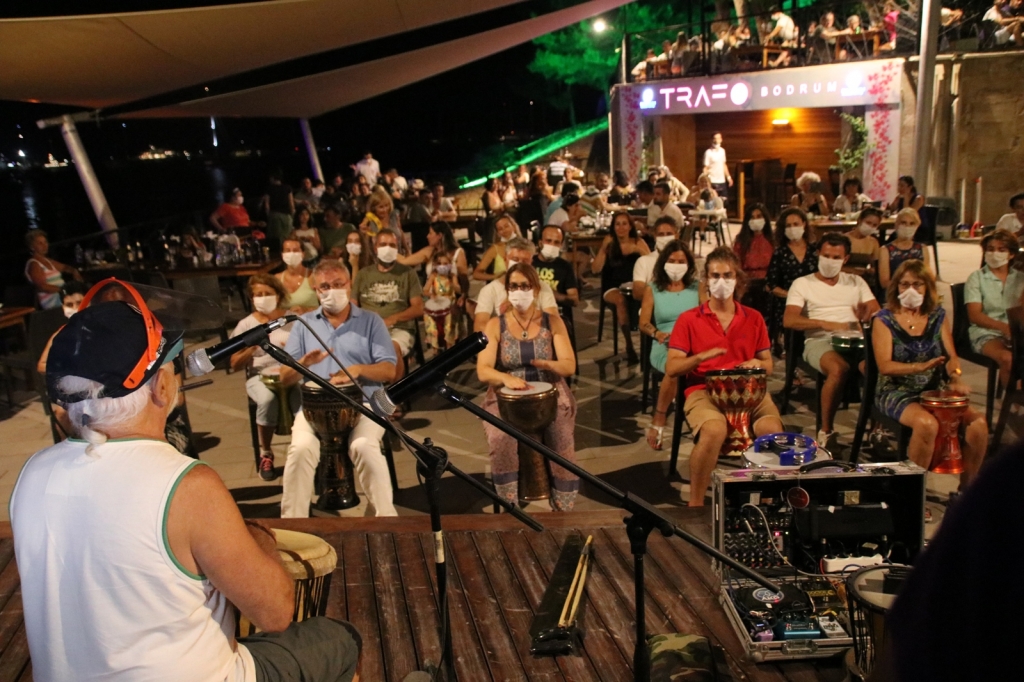 BODRUM'DAKİ SAĞLIK ÇALIŞANLARI USTA SANATÇI İLE RİTİM TUTTULAR