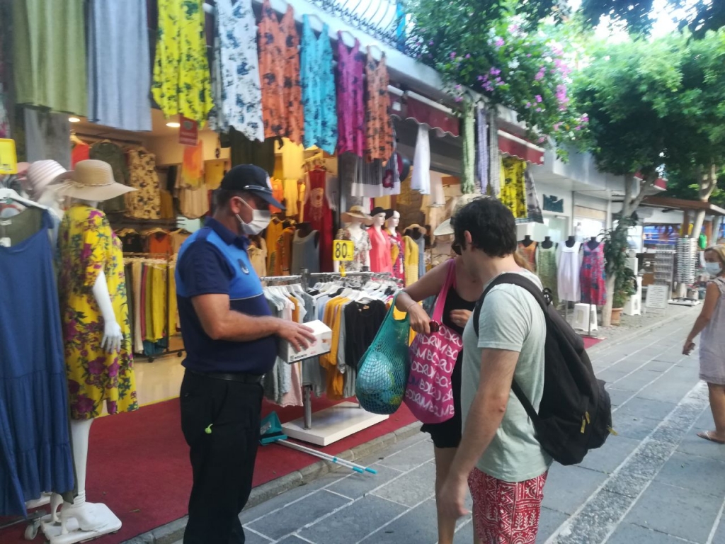 ZABITA ÖNCE UYARIP ARDINDAN MASKE VERİYOR