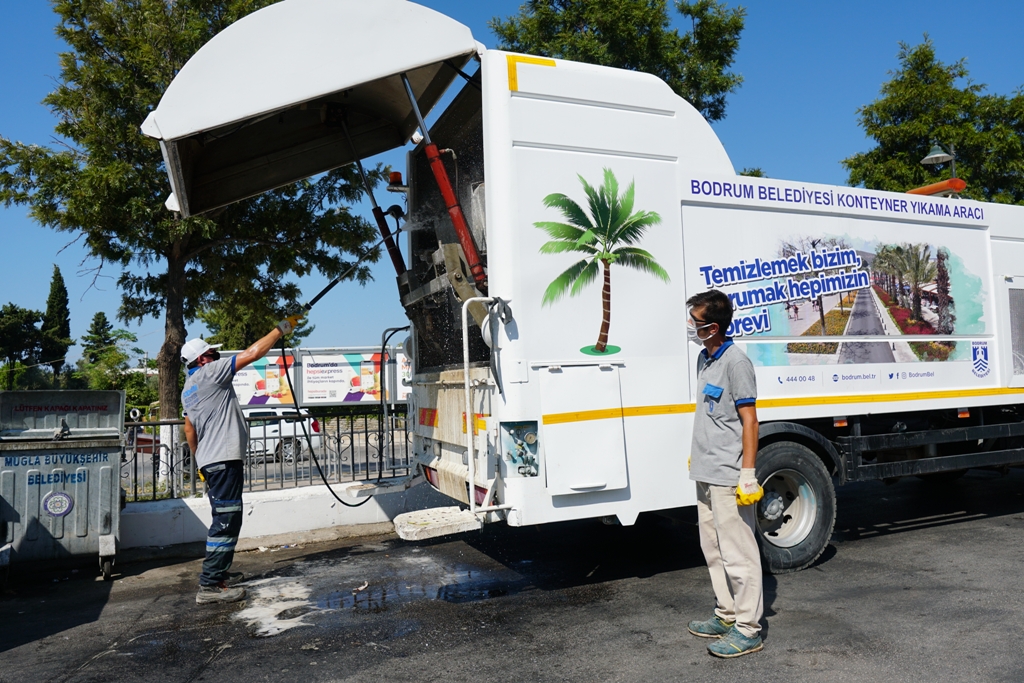 ÇÖP KONTEYNERLERİ İLAÇLANIP YIKANARAK DEZENFEKTE EDİLİYOR