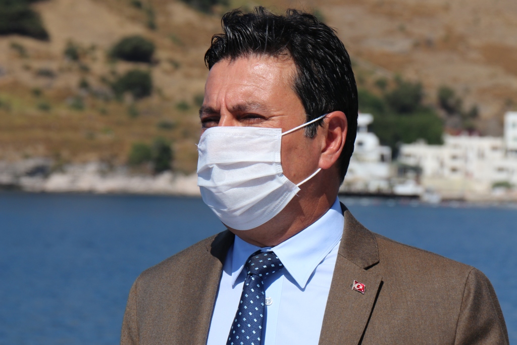 ZABITA BİR HAFTADA 5 BİN 500 MASKE DAĞITTI