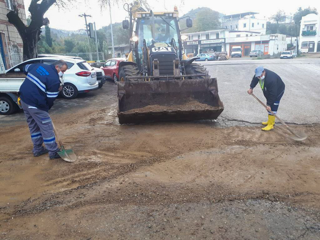 FEN İŞLERİNİN YOĞUN MESAİSİ, SEL VE TAŞKINLARI BÜYÜK ÖLÇÜDE ÖNLEDİ