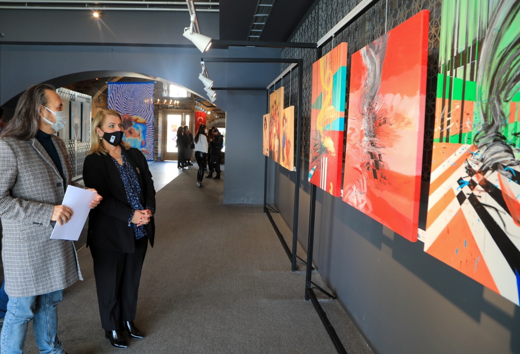 BODRUM`DA AYNI GÜNDE İKİ SERGİ SANATSEVERLER İLE BULUŞTU