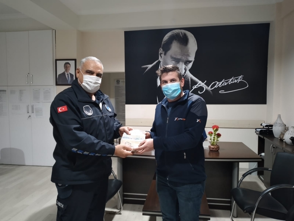 ATM'DE UNUTULAN PARAYI ZABITA MEMURU FARK ETTİ