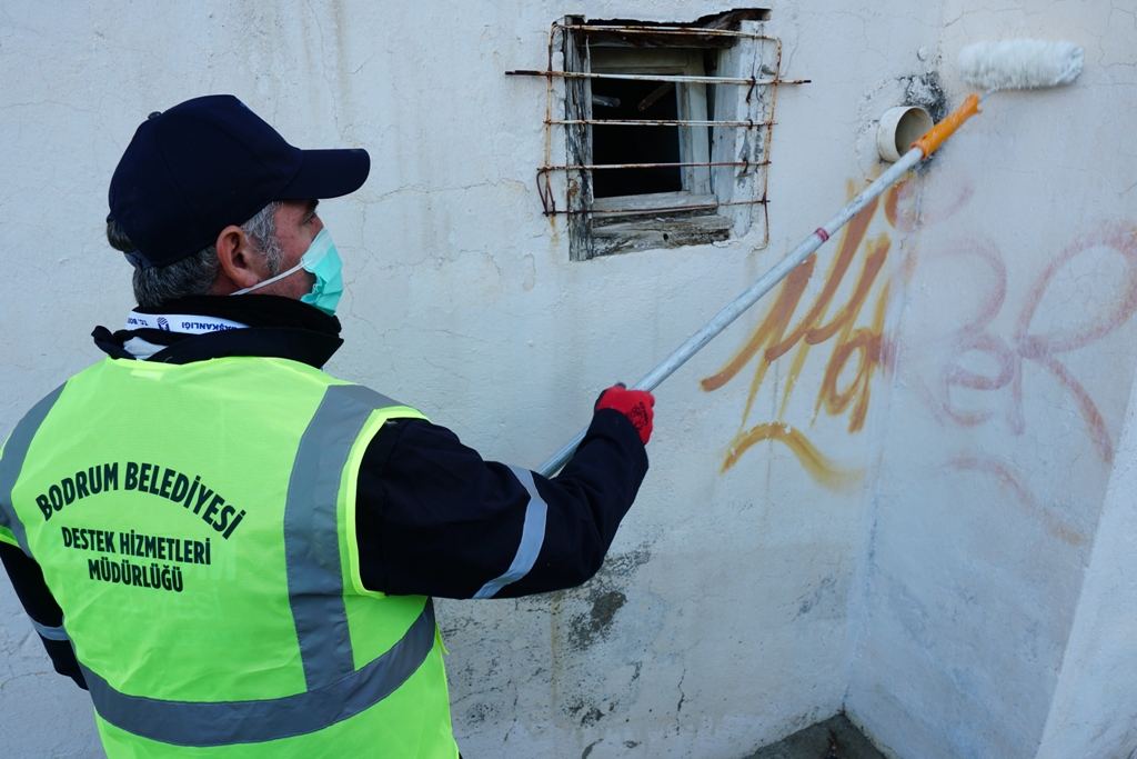 BELEDİYE EKİPLERİ GÖRÜNTÜ KİRLİLİĞİNE MÜDAHALE EDİYOR