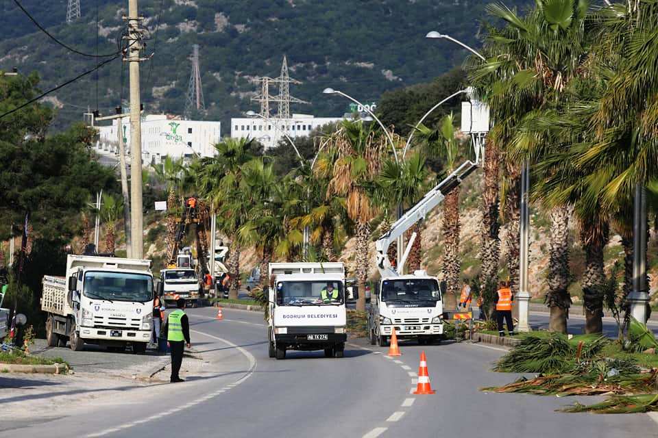 KISITLAMA GÜNLERİNDE BELEDİYE EKİPLERİ SAHADAYDI