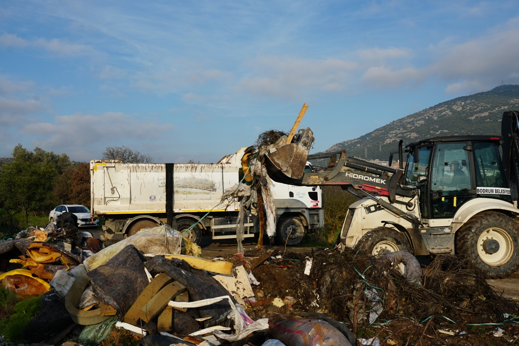 17 KAMYON HAFRİYAT VE ÇÖP TOPLANDI