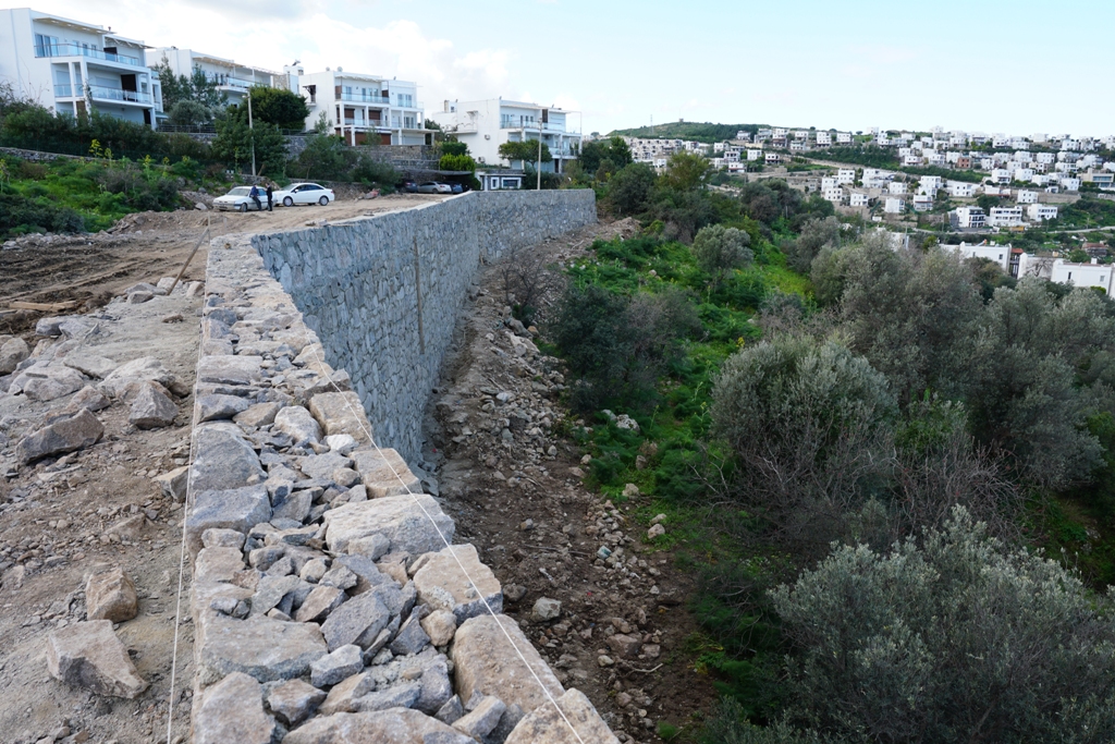 GÜNDOĞAN VE KÜÇÜKBÜK'TE YOL ÇALIŞMALARI DEVAM EDİYOR