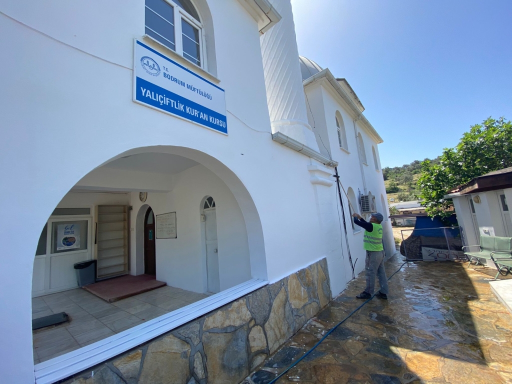 CAMİLERDE BAKIM ONARIM VE DEZENFEKTE ÇALIŞMALARI DEVAM EDİYOR