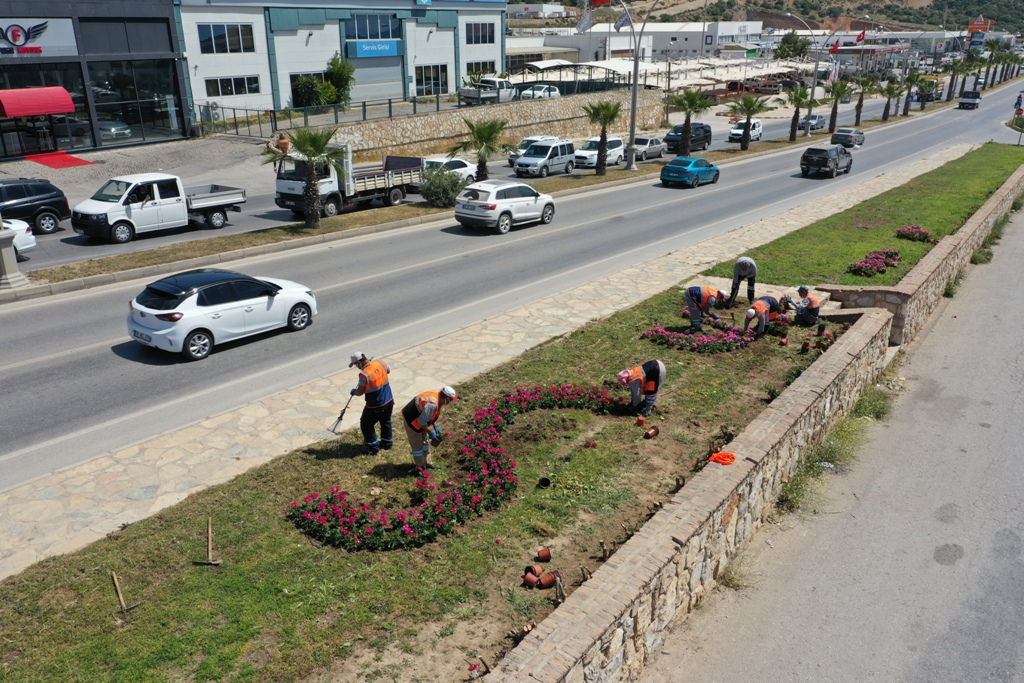 ANA ARTERDE PEYZAJ VE ÇEVRE DÜZENLEMELERİ DEVAM EDİYOR