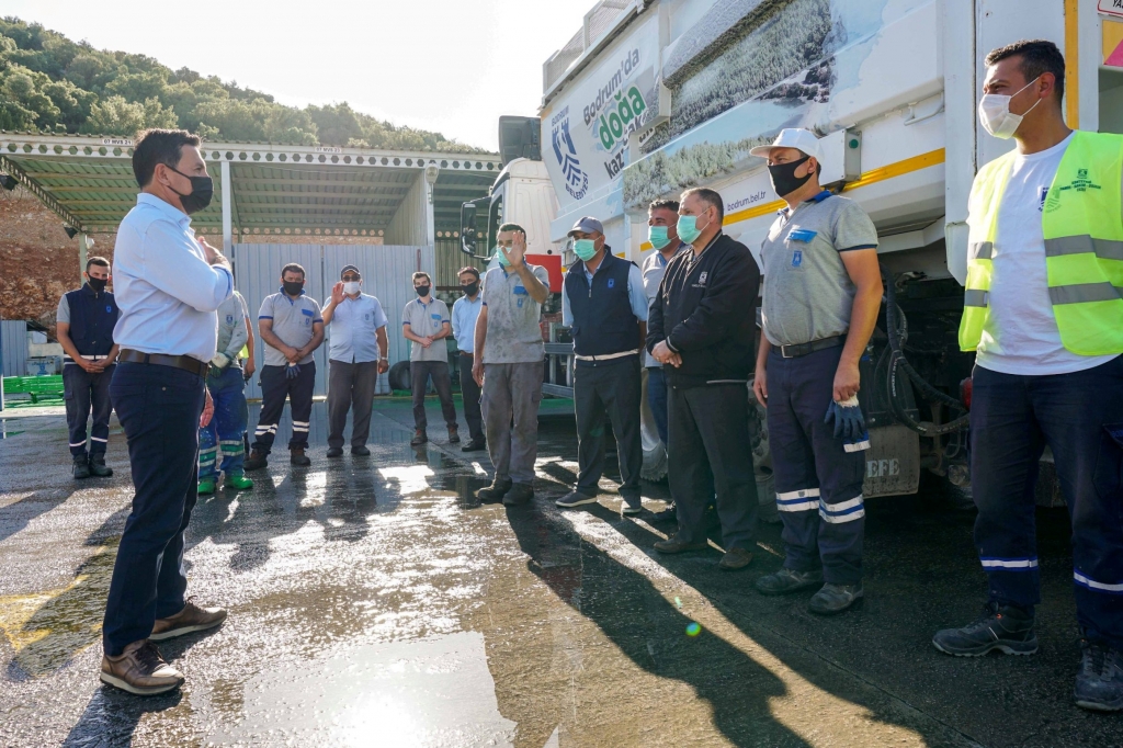 BAŞKAN ARAS GÖREV BAŞINDAKİ PERSONELİN VE ESNAFIN BAYRAMINI KUTLADI