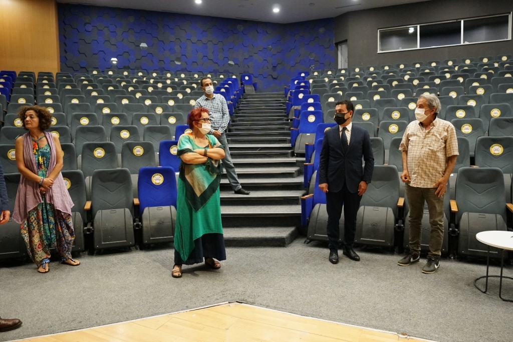 BELEDİYE BAŞKANI ARAS, ŞEHİR TİYATROSU EKİBİYLE BİR ARAYA GELDİ