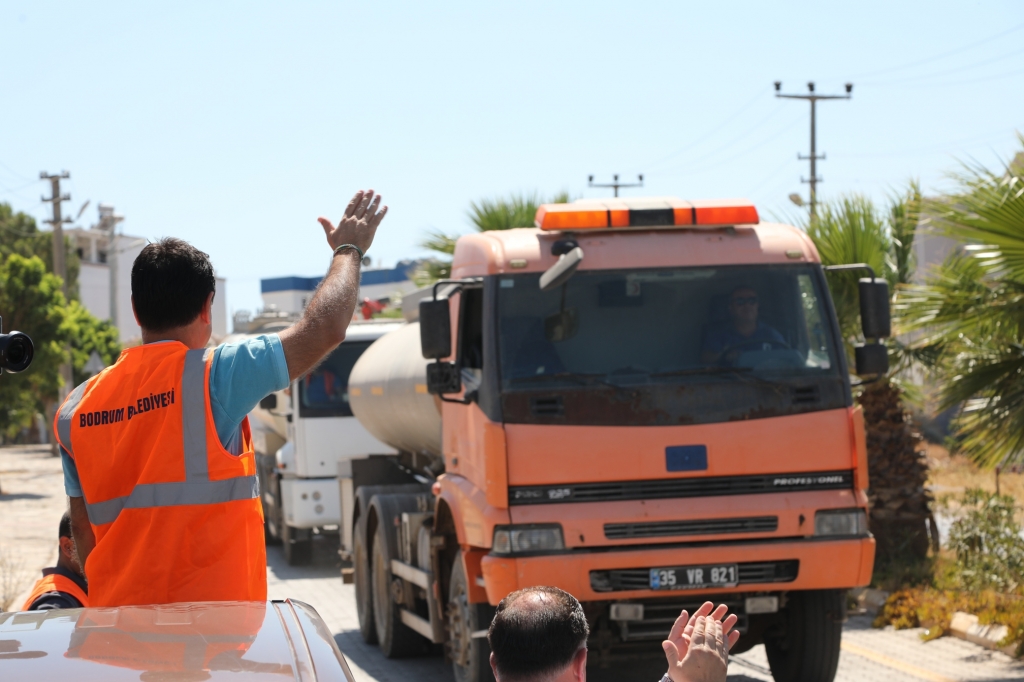 BODRUM EVLERİNE DÖNEN YANGIN KAHRAMANLARINI ALKIŞLARLA UĞURLADI
