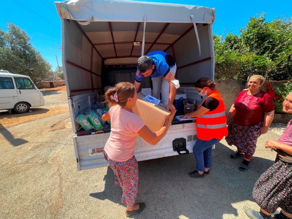 YANGINDAN ETKİLENEN BODRUM HALKINA ACİL İHTİYAÇ PAKETLERİ TESLİM EDİLDİ