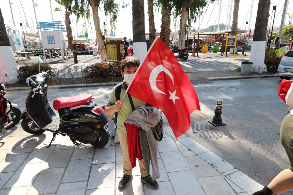 BELEDİYE EKİPLERİ 2 BİN TÜRK BAYRAĞI DAĞITTI