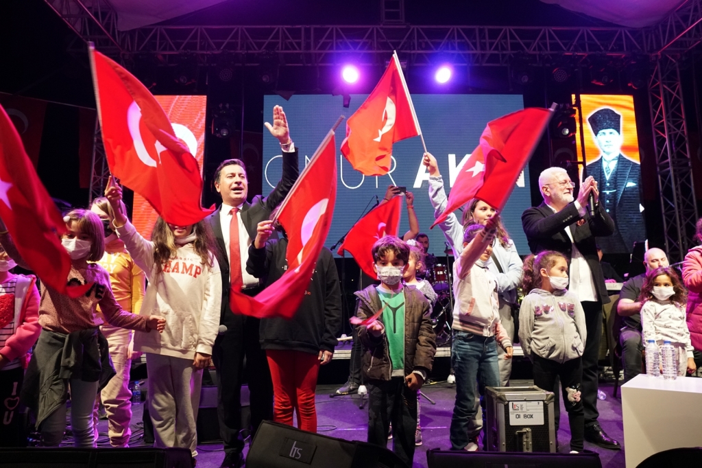 BAŞKAN ARAS, ONUR AKIN'LA DÜET YAPTI