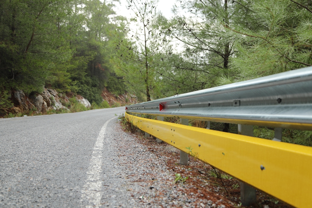 BODRUM BELEDİYESİ CAN GÜVENLİĞİ İÇİN YOLLARDA KORUYUCU ÖNLEM ALIYOR