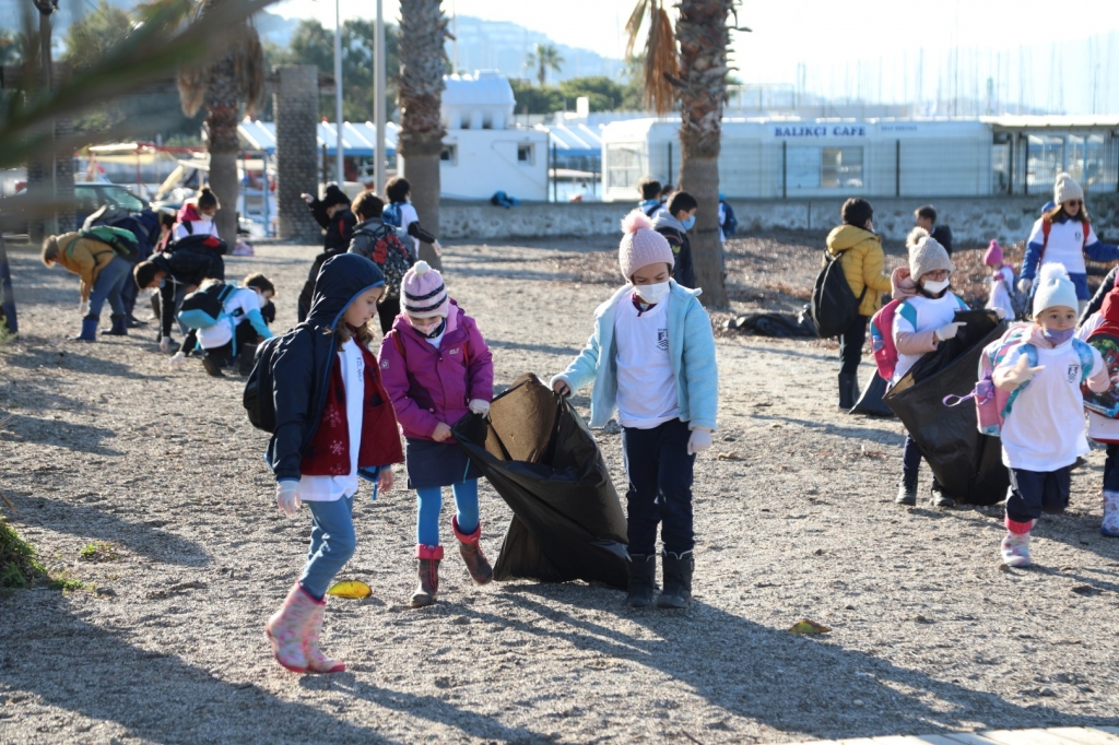 MİNİKLERDEN ÇEVRE TEMİZLİĞİ