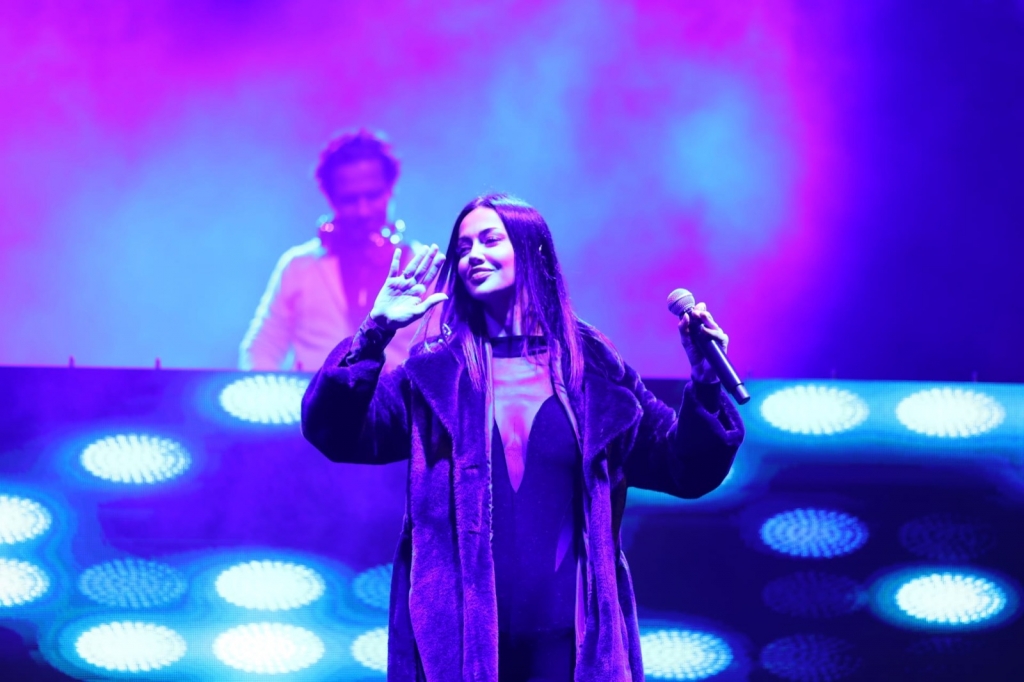 BELEDİYE MEYDANI SAHNESİ KONSERLERİ BAŞLADI