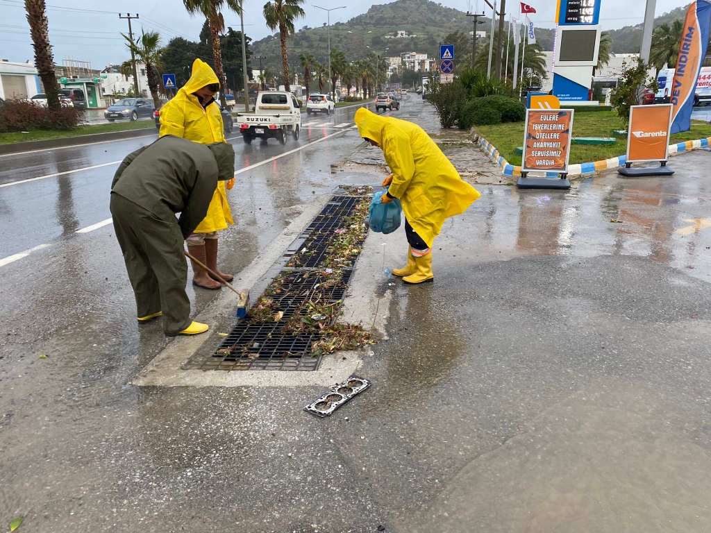 BELEDİYE EKİPLERİNDEN ANINDA MÜDAHALE