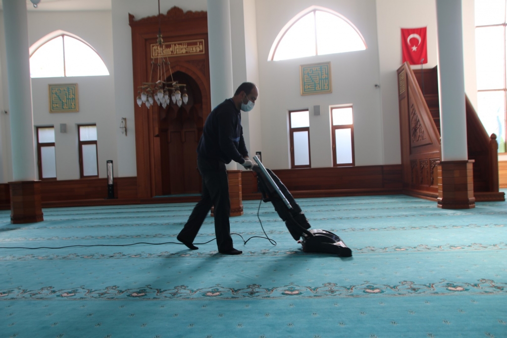 CAMİLERDE TEMİZLİK VE DEZENFEKTE ÇALIŞMALARI
