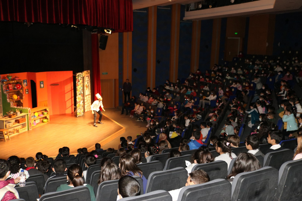 ÖĞRENCİLER “HARİKALAR MUTFAĞI” OYUNUNU İLGİ İLE İZLEDİ
