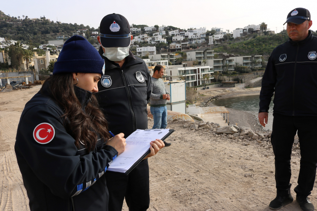BELEDİYE,  KÜÇÜKBÜK'TE DENİZİ DOLDURAN KAÇAK HAFRİYAT DÖKÜMÜNÜ DURDURDU
