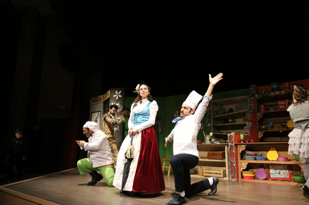 ÖĞRENCİLER TİYATROYLA BULUŞMAYA DEVAM EDİYOR