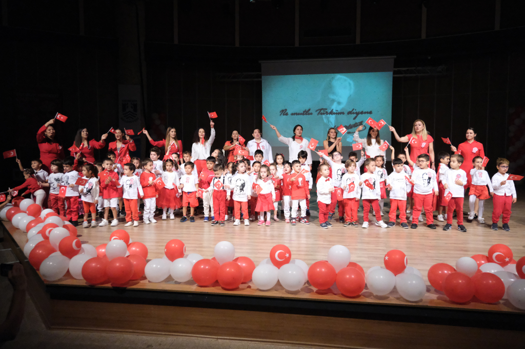 MİNİK ÖĞRENCİLER ‘SANA BORÇLUYUZ’ DEDİ