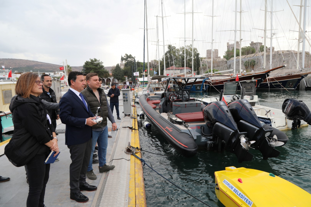 DENİZ YÜZEYİ TEMİZLEME ARACI HİZMETE BAŞLADI