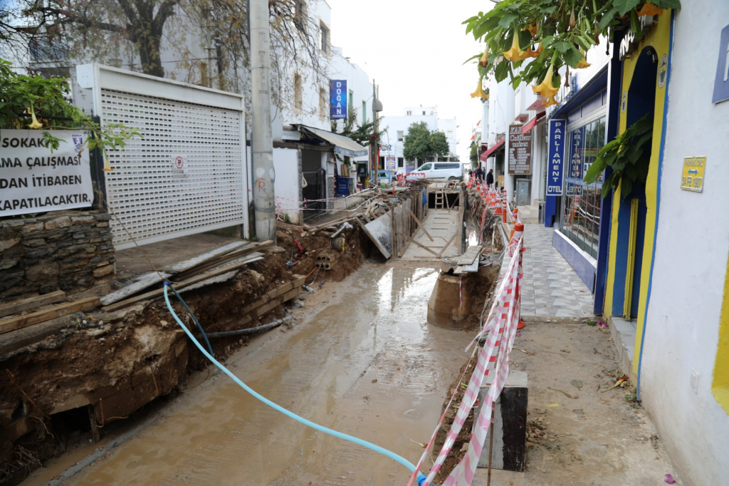 DERE SOKAK SU TAŞKINLARINDAN KURTULUYOR