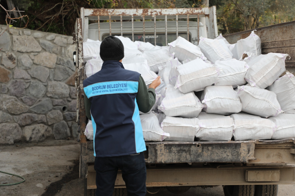 BELEDİYEDEN VATANDAŞLARA YAKACAK DESTEĞİ